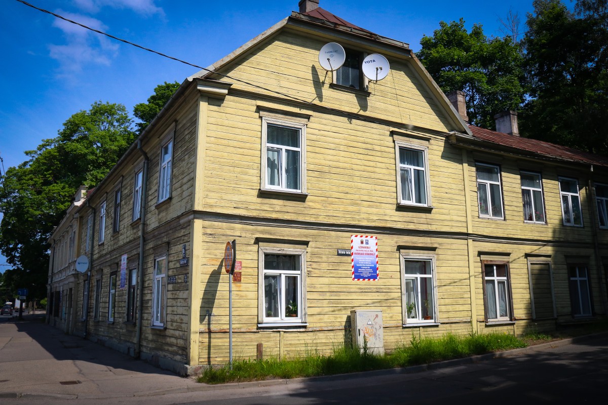 Vidi degradējošu būvju komisija izbraukuma sēdē nolēma ēkas Duntes ielā 24 un Mazajā Ozolu ielā 1 klasificēt par graustiem