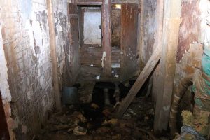 Vidi degradējošu būvju komisija izbraukuma sēdē nolēma ēkas Duntes ielā 24 un Mazajā Ozolu ielā 1 klasificēt par graustiem