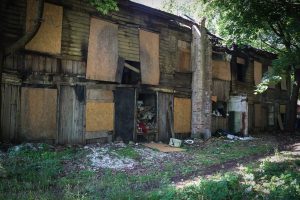 Vidi degradējošu būvju komisija izbraukuma sēdē nolēma ēkas Duntes ielā 24 un Mazajā Ozolu ielā 1 klasificēt par graustiem