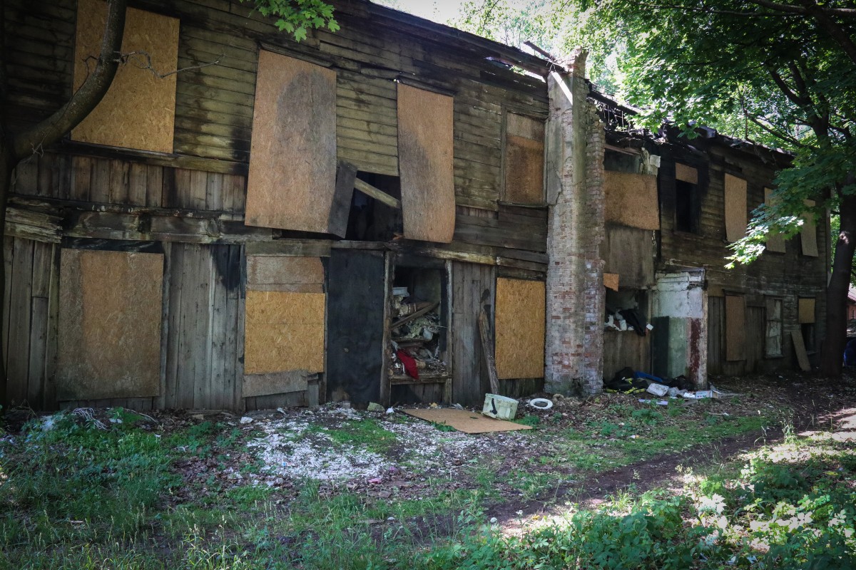 Vidi degradējošu būvju komisija izbraukuma sēdē nolēma ēkas Duntes ielā 24 un Mazajā Ozolu ielā 1 klasificēt par graustiem