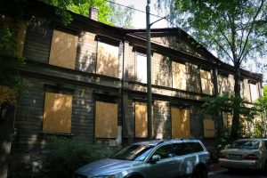 Vidi degradējošu būvju komisija izbraukuma sēdē nolēma ēkas Duntes ielā 24 un Mazajā Ozolu ielā 1 klasificēt par graustiem