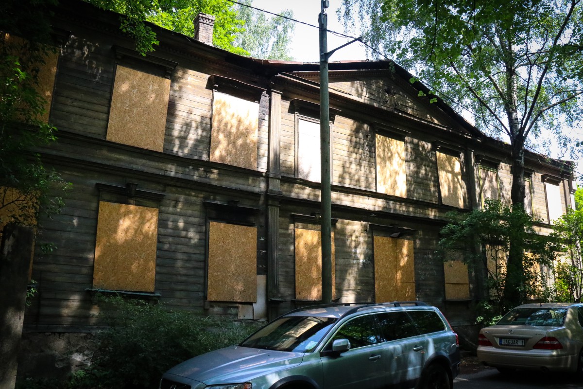 Vidi degradējošu būvju komisija izbraukuma sēdē nolēma ēkas Duntes ielā 24 un Mazajā Ozolu ielā 1 klasificēt par graustiem