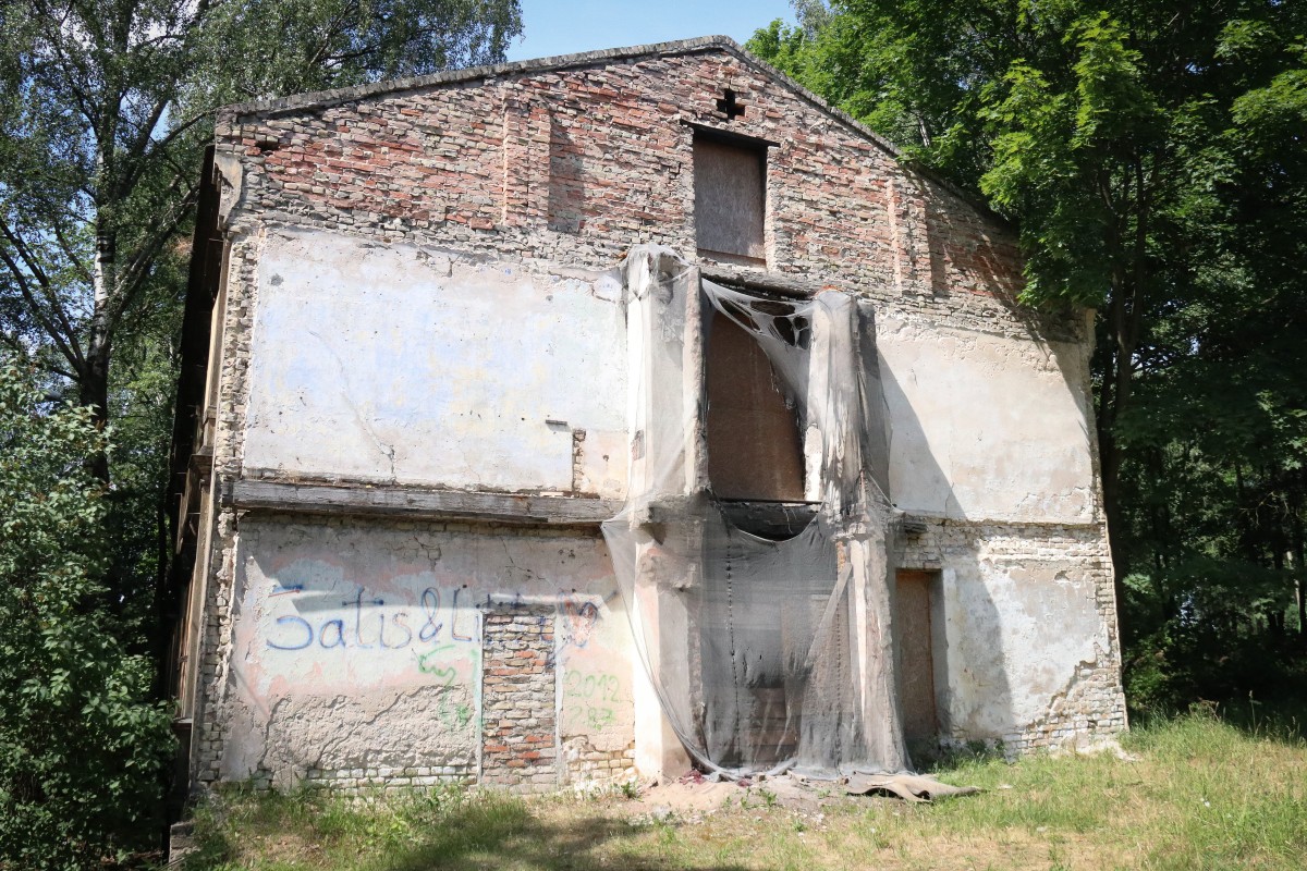 Vidi degradējošu būvju komisija izbraukuma sēdē nolēma ēkas Duntes ielā 24 un Mazajā Ozolu ielā 1 klasificēt par graustiem