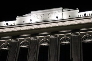 Pirmo reizi ieslēdz Rīgas Franču liceja atjaunotās vēsturiskās ēkas fasādes apgaismojumu