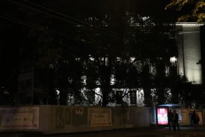 Pirmo reizi ieslēdz Rīgas Franču liceja atjaunotās vēsturiskās ēkas fasādes apgaismojumu