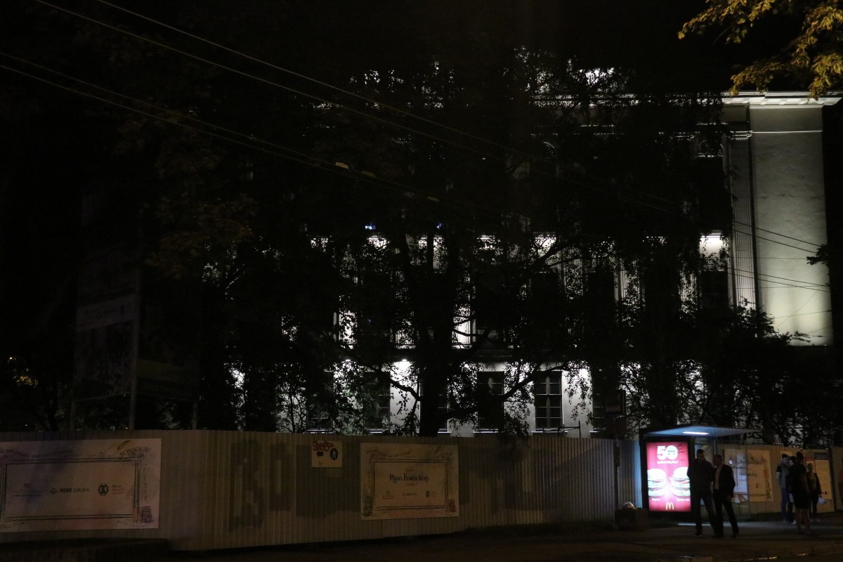 Pirmo reizi ieslēdz Rīgas Franču liceja atjaunotās vēsturiskās ēkas fasādes apgaismojumu