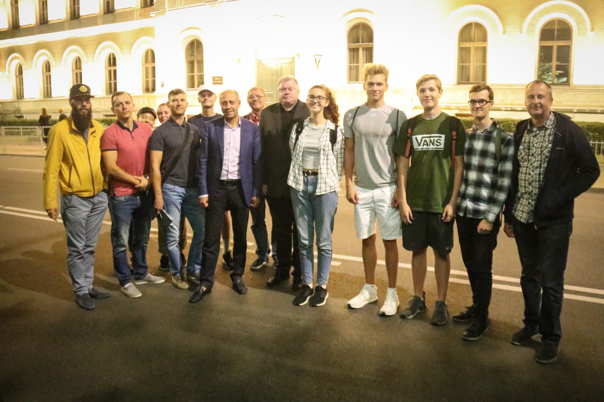 Pirmo reizi izgaismo Rīgas Valsts 1. ģimnāzijas vēsturisko ēkas fasādi