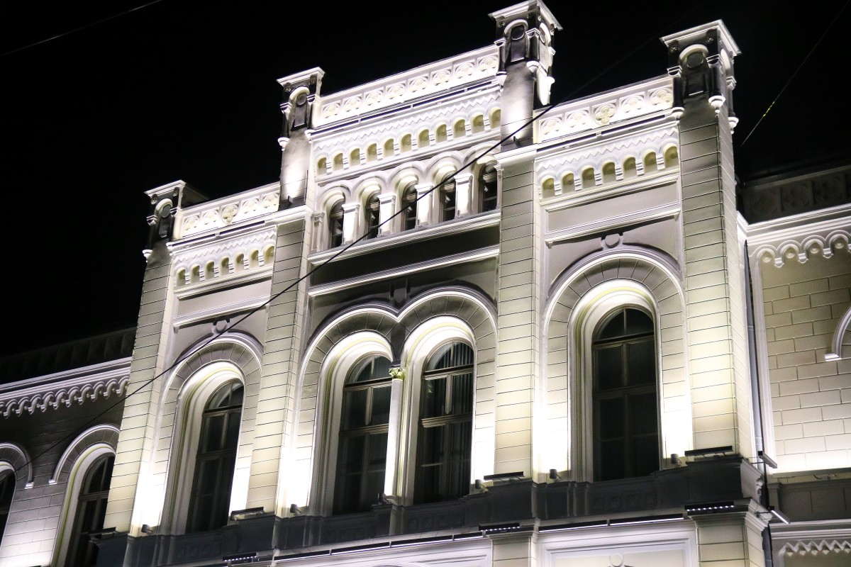 Pirmo reizi izgaismo Rīgas Valsts 1. ģimnāzijas vēsturisko ēkas fasādi