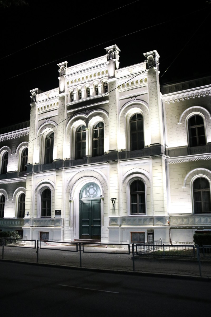 Pirmo reizi izgaismo Rīgas Valsts 1. ģimnāzijas vēsturisko ēkas fasādi