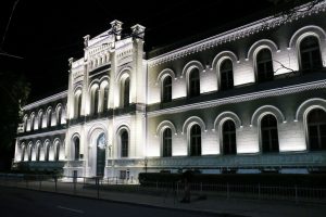 Pirmo reizi izgaismo Rīgas Valsts 1. ģimnāzijas vēsturisko ēkas fasādi