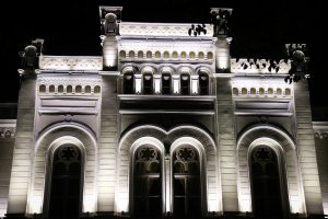 Pirmo reizi izgaismo Rīgas Valsts 1. ģimnāzijas vēsturisko ēkas fasādi