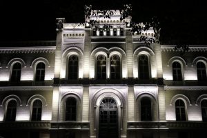 Pirmo reizi izgaismo Rīgas Valsts 1. ģimnāzijas vēsturisko ēkas fasādi