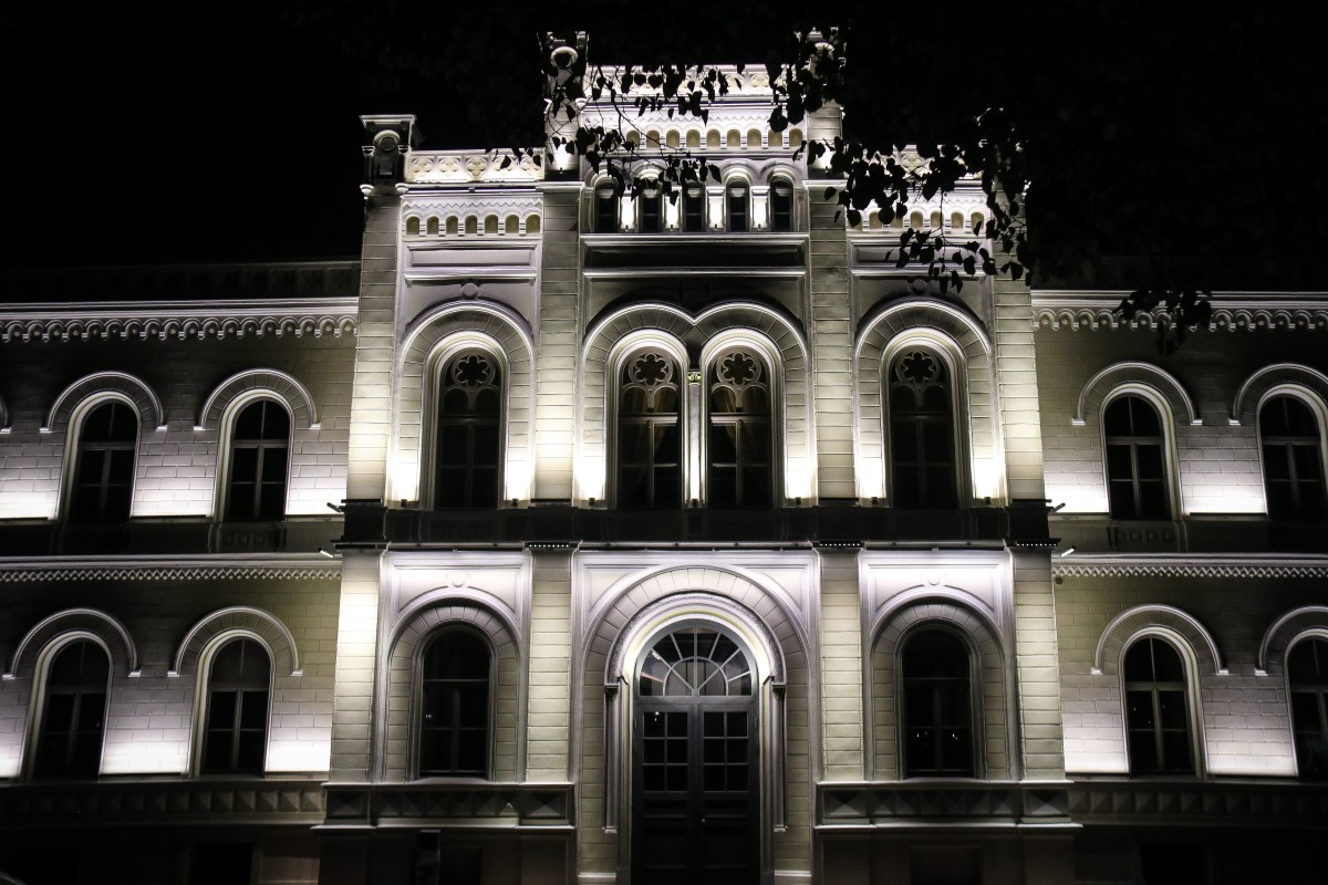 Pirmo reizi izgaismo Rīgas Valsts 1. ģimnāzijas vēsturisko ēkas fasādi