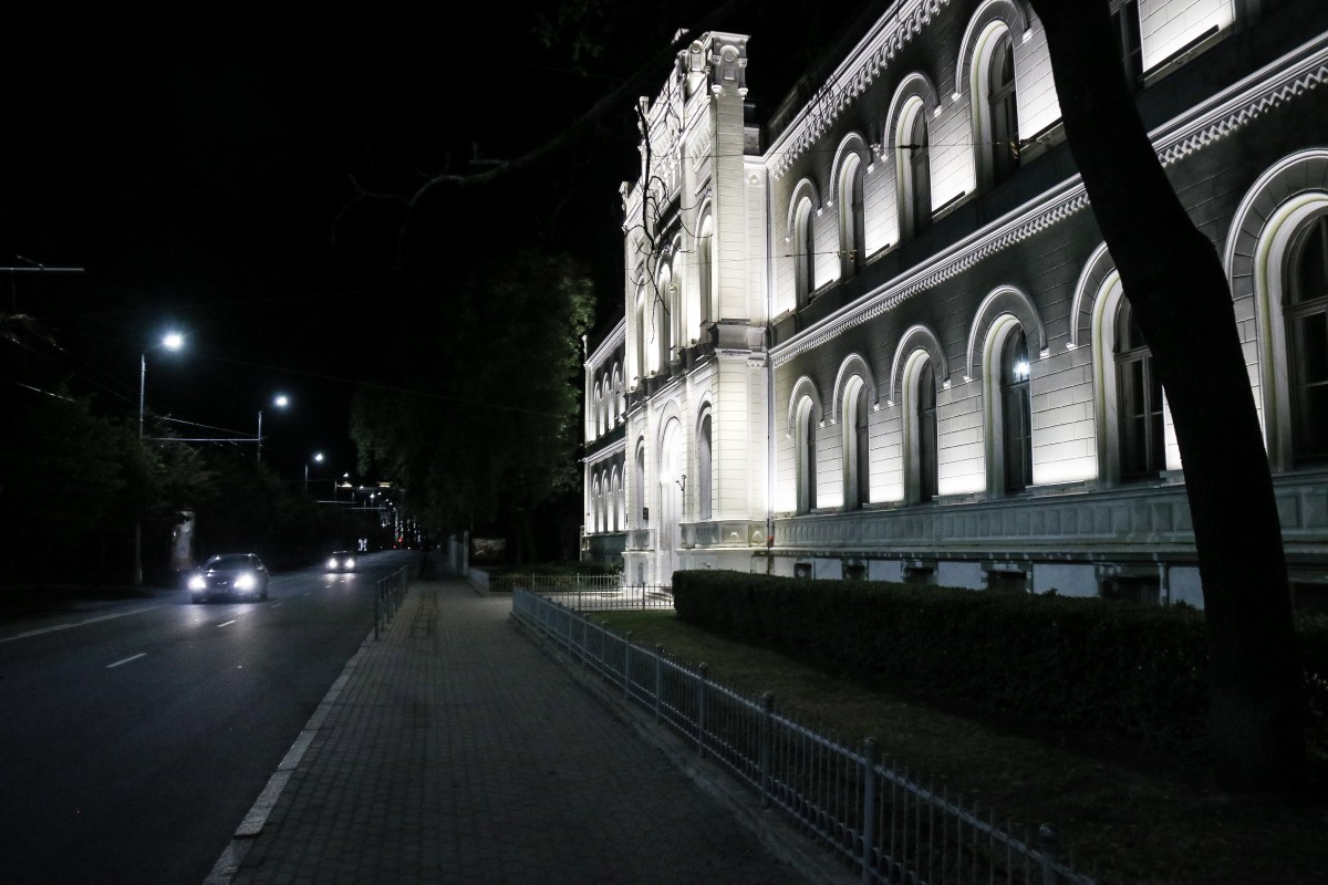 Pirmo reizi izgaismo Rīgas Valsts 1. ģimnāzijas vēsturisko ēkas fasādi