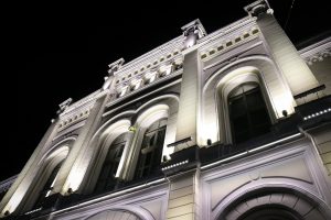 Pirmo reizi izgaismo Rīgas Valsts 1. ģimnāzijas vēsturisko ēkas fasādi