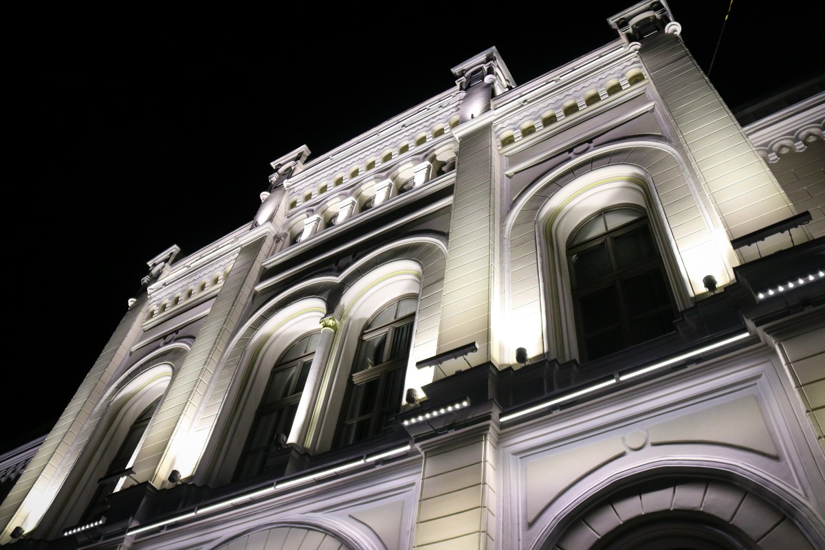Pirmo reizi izgaismo Rīgas Valsts 1. ģimnāzijas vēsturisko ēkas fasādi