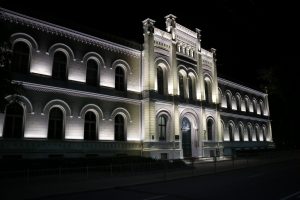 Pirmo reizi izgaismo Rīgas Valsts 1. ģimnāzijas vēsturisko ēkas fasādi