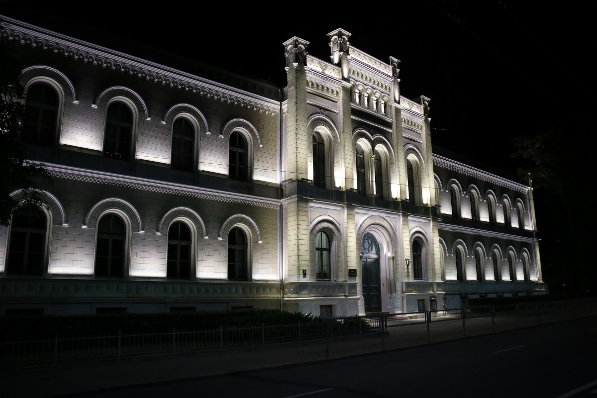 Pirmo reizi izgaismo Rīgas Valsts 1. ģimnāzijas vēsturisko ēkas fasādi