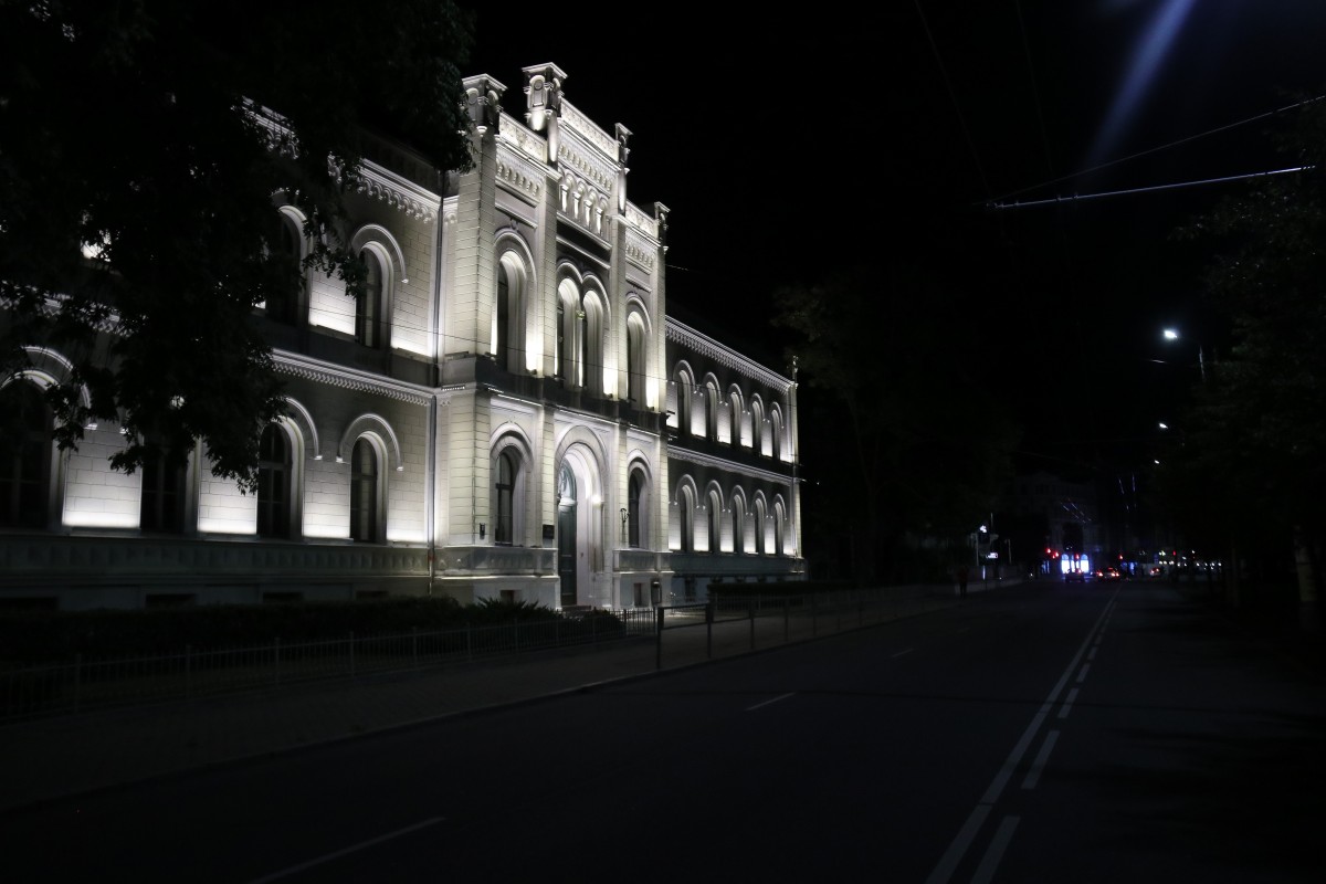 Pirmo reizi izgaismo Rīgas Valsts 1. ģimnāzijas vēsturisko ēkas fasādi