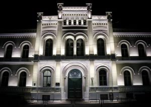 Pirmo reizi izgaismo Rīgas Valsts 1. ģimnāzijas vēsturisko ēkas fasādi