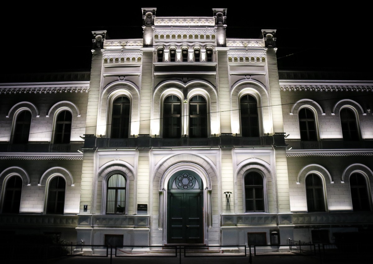 Pirmo reizi izgaismo Rīgas Valsts 1. ģimnāzijas vēsturisko ēkas fasādi