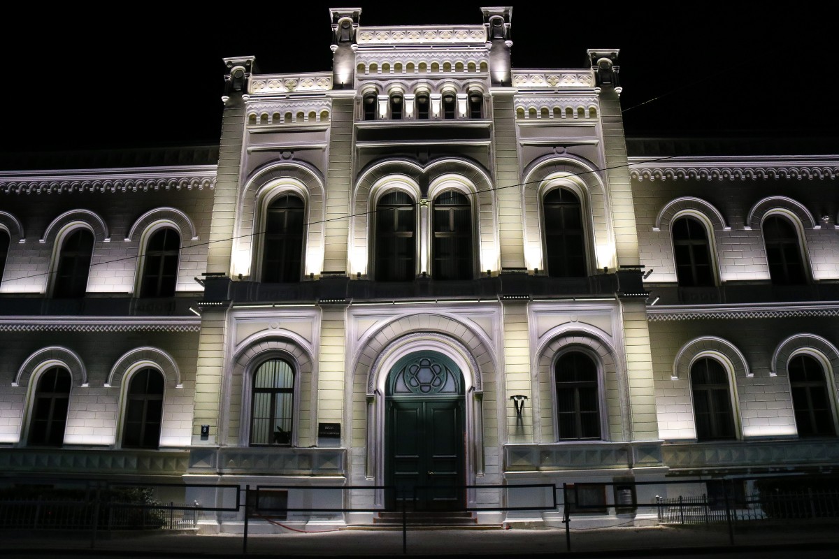 Pirmo reizi izgaismo Rīgas Valsts 1. ģimnāzijas vēsturisko ēkas fasādi