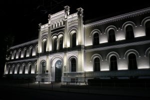 Pirmo reizi izgaismo Rīgas Valsts 1. ģimnāzijas vēsturisko ēkas fasādi