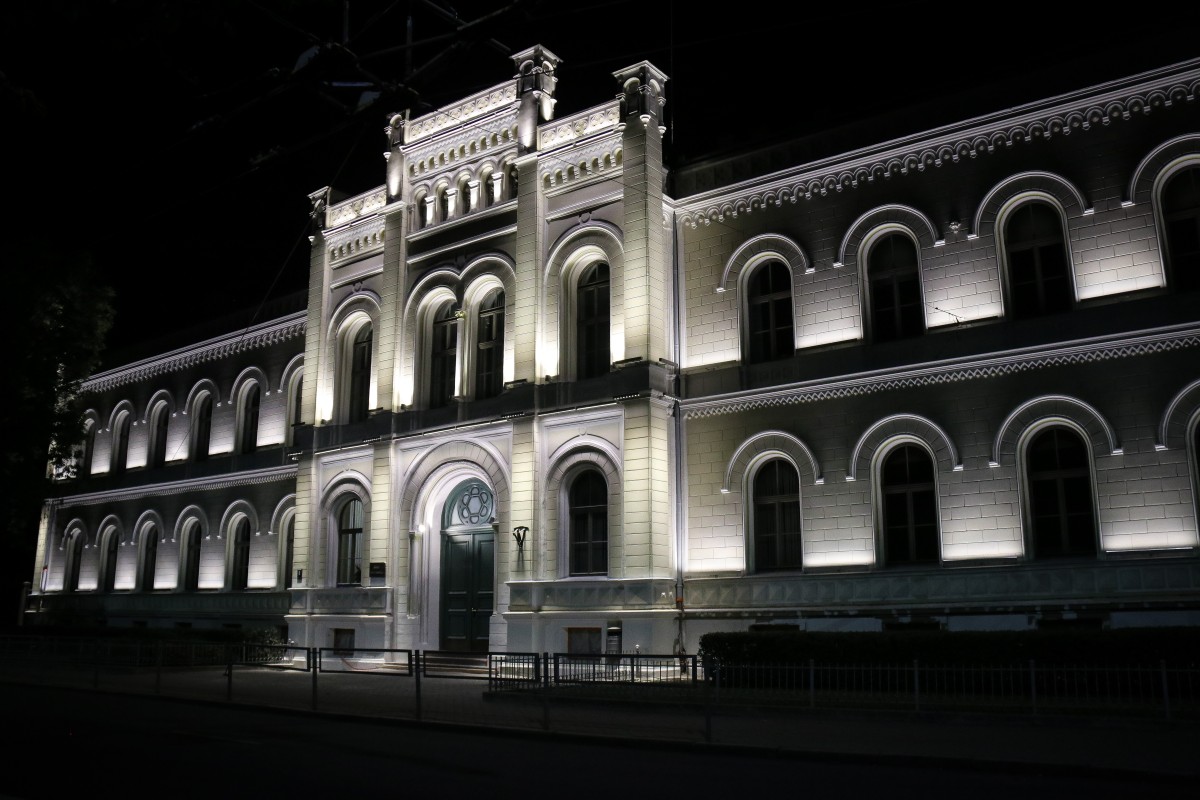 Pirmo reizi izgaismo Rīgas Valsts 1. ģimnāzijas vēsturisko ēkas fasādi