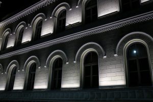 Pirmo reizi izgaismo Rīgas Valsts 1. ģimnāzijas vēsturisko ēkas fasādi