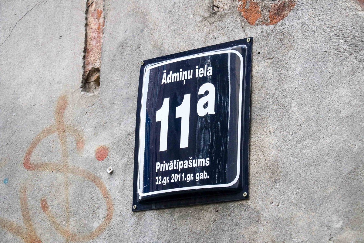 Vidi degradējošu būvju komisija uzdod graustu Ādmiņu ielā 11a sakārtot piespiedu kārtā