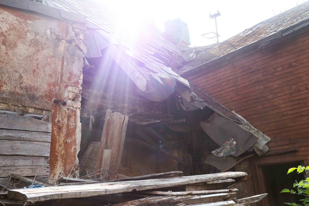 Vidi degradējošu būvju komisija uzdod graustu Ādmiņu ielā 11a sakārtot piespiedu kārtā