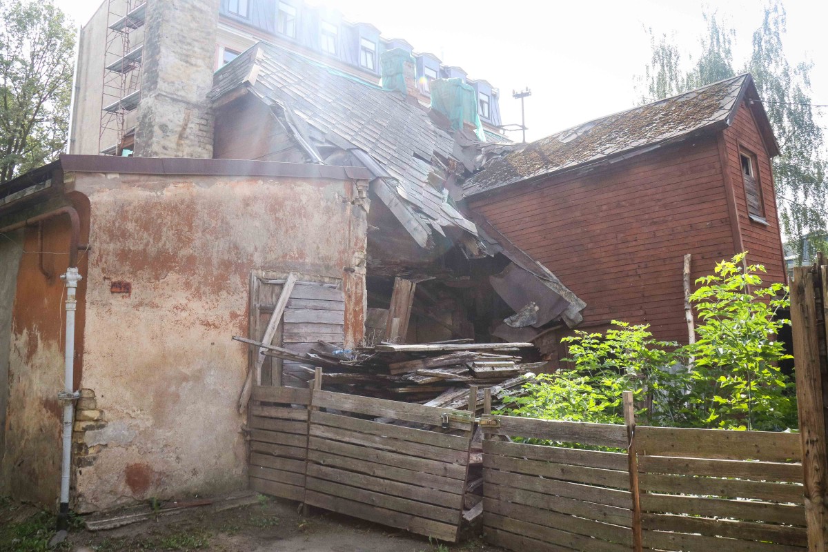 Vidi degradējošu būvju komisija uzdod graustu Ādmiņu ielā 11a sakārtot piespiedu kārtā