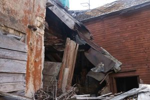 Vidi degradējošu būvju komisija uzdod graustu Ādmiņu ielā 11a sakārtot piespiedu kārtā