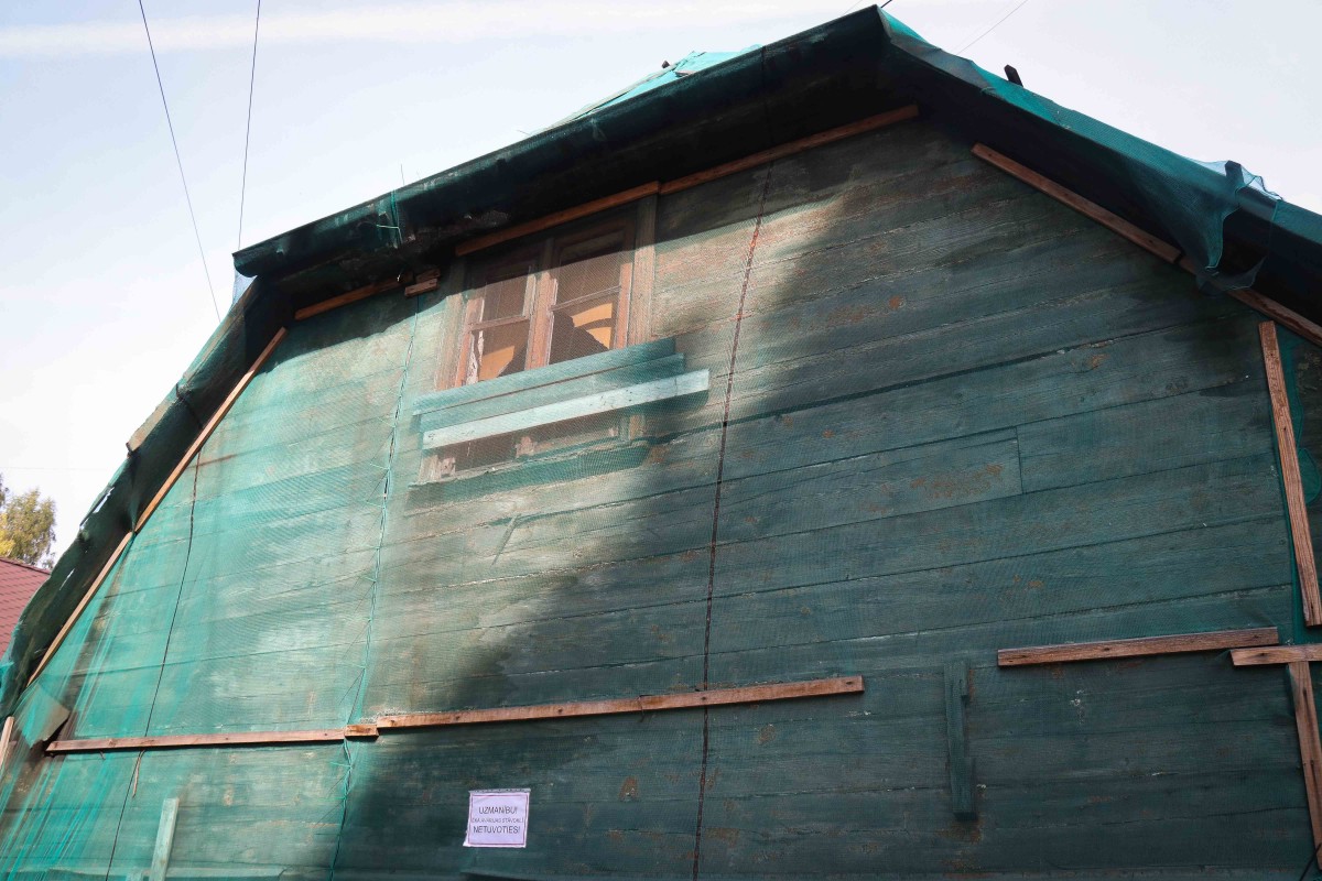 Vidi degradējošu būvju komisija uzdod graustu Ādmiņu ielā 11a sakārtot piespiedu kārtā