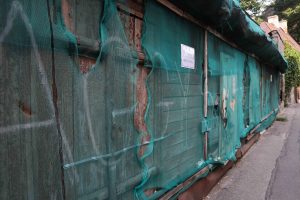 Vidi degradējošu būvju komisija uzdod graustu Ādmiņu ielā 11a sakārtot piespiedu kārtā