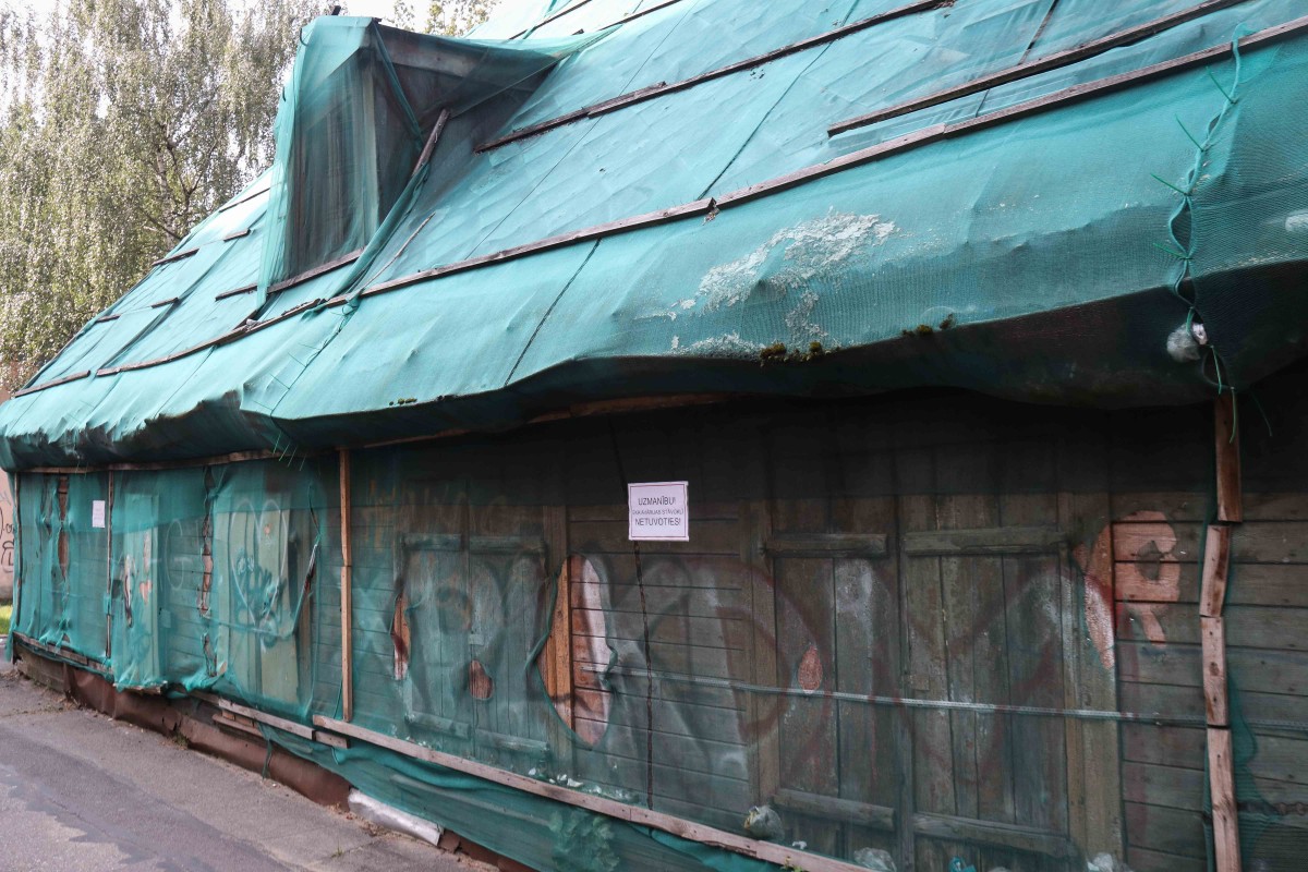 Vidi degradējošu būvju komisija uzdod graustu Ādmiņu ielā 11a sakārtot piespiedu kārtā