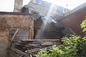 Vidi degradējošu būvju komisija uzdod graustu Ādmiņu ielā 11a sakārtot piespiedu kārtā