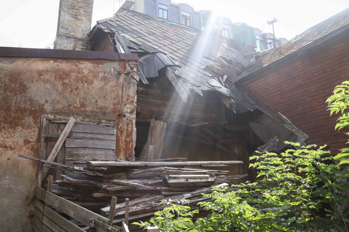 Vidi degradējošu būvju komisija uzdod graustu Ādmiņu ielā 11a sakārtot piespiedu kārtā