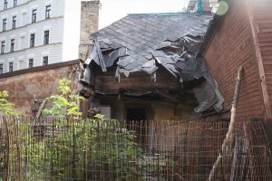 Vidi degradējošu būvju komisija uzdod graustu Ādmiņu ielā 11a sakārtot piespiedu kārtā