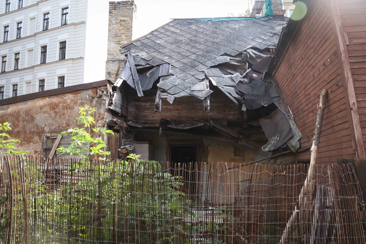 Vidi degradējošu būvju komisija uzdod graustu Ādmiņu ielā 11a sakārtot piespiedu kārtā
