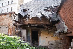 Vidi degradējošu būvju komisija uzdod graustu Ādmiņu ielā 11a sakārtot piespiedu kārtā