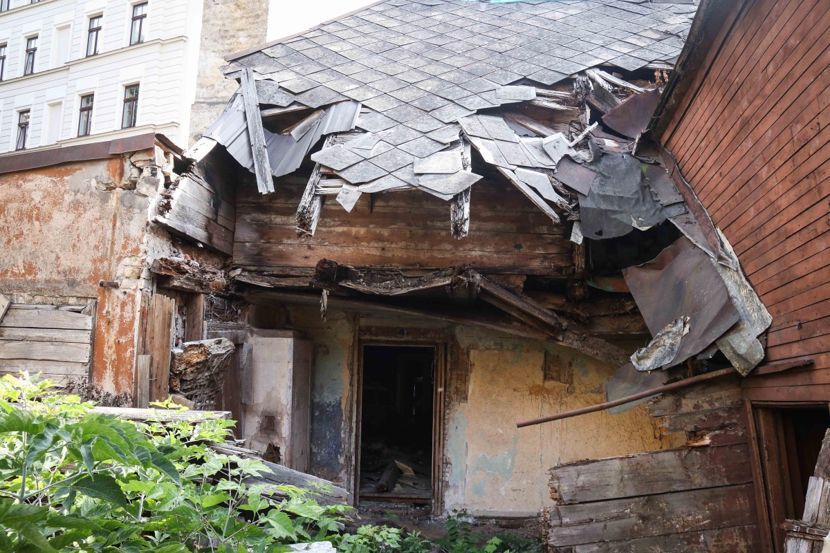 Vidi degradējošu būvju komisija uzdod graustu Ādmiņu ielā 11a sakārtot piespiedu kārtā