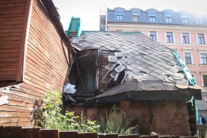 Vidi degradējošu būvju komisija uzdod graustu Ādmiņu ielā 11a sakārtot piespiedu kārtā