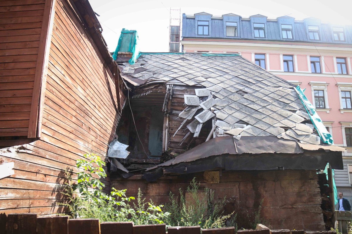 Vidi degradējošu būvju komisija uzdod graustu Ādmiņu ielā 11a sakārtot piespiedu kārtā