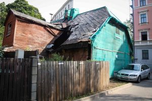 Vidi degradējošu būvju komisija uzdod graustu Ādmiņu ielā 11a sakārtot piespiedu kārtā