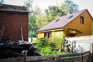 Vidi degradējošu būvju komisija uzdod graustu Ādmiņu ielā 11a sakārtot piespiedu kārtā