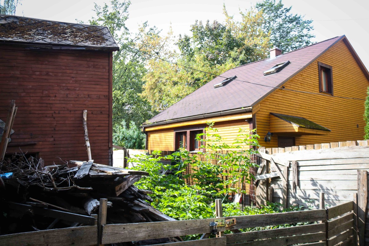 Vidi degradējošu būvju komisija uzdod graustu Ādmiņu ielā 11a sakārtot piespiedu kārtā
