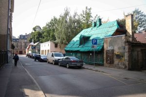 Vidi degradējošu būvju komisija uzdod graustu Ādmiņu ielā 11a sakārtot piespiedu kārtā