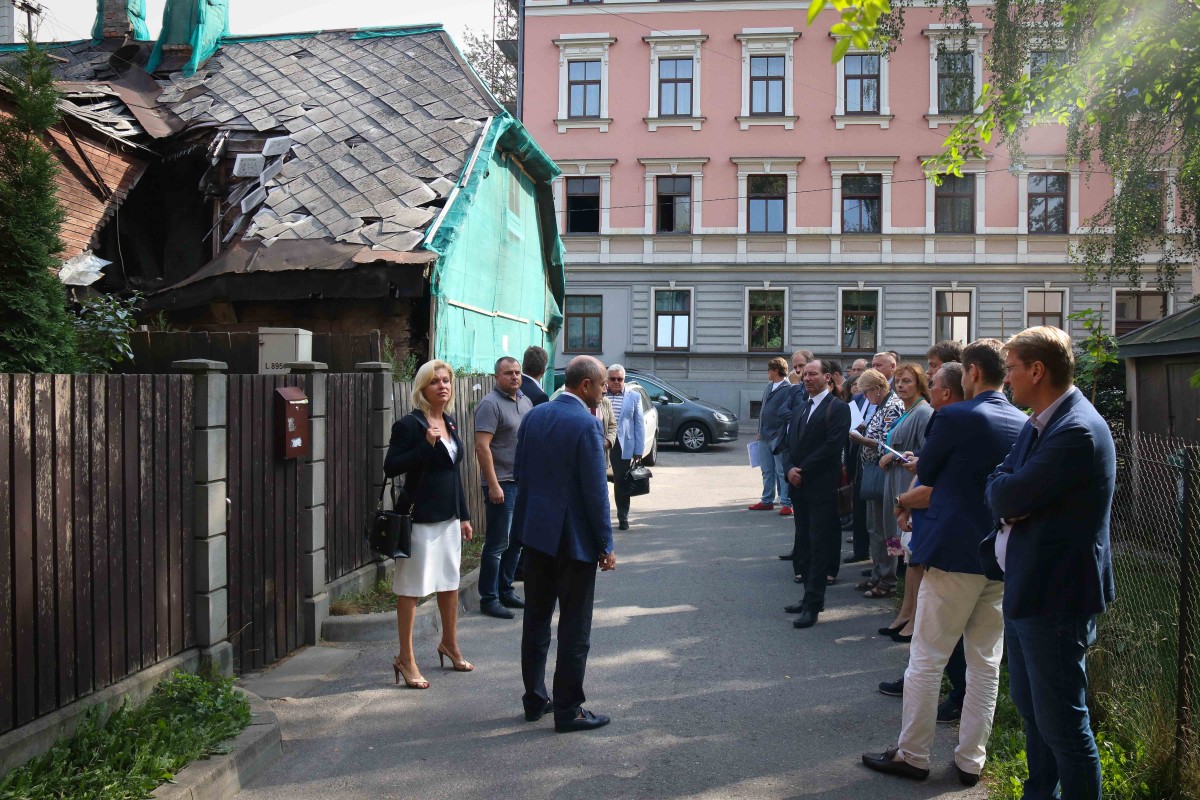 Vidi degradējošu būvju komisija uzdod graustu Ādmiņu ielā 11a sakārtot piespiedu kārtā