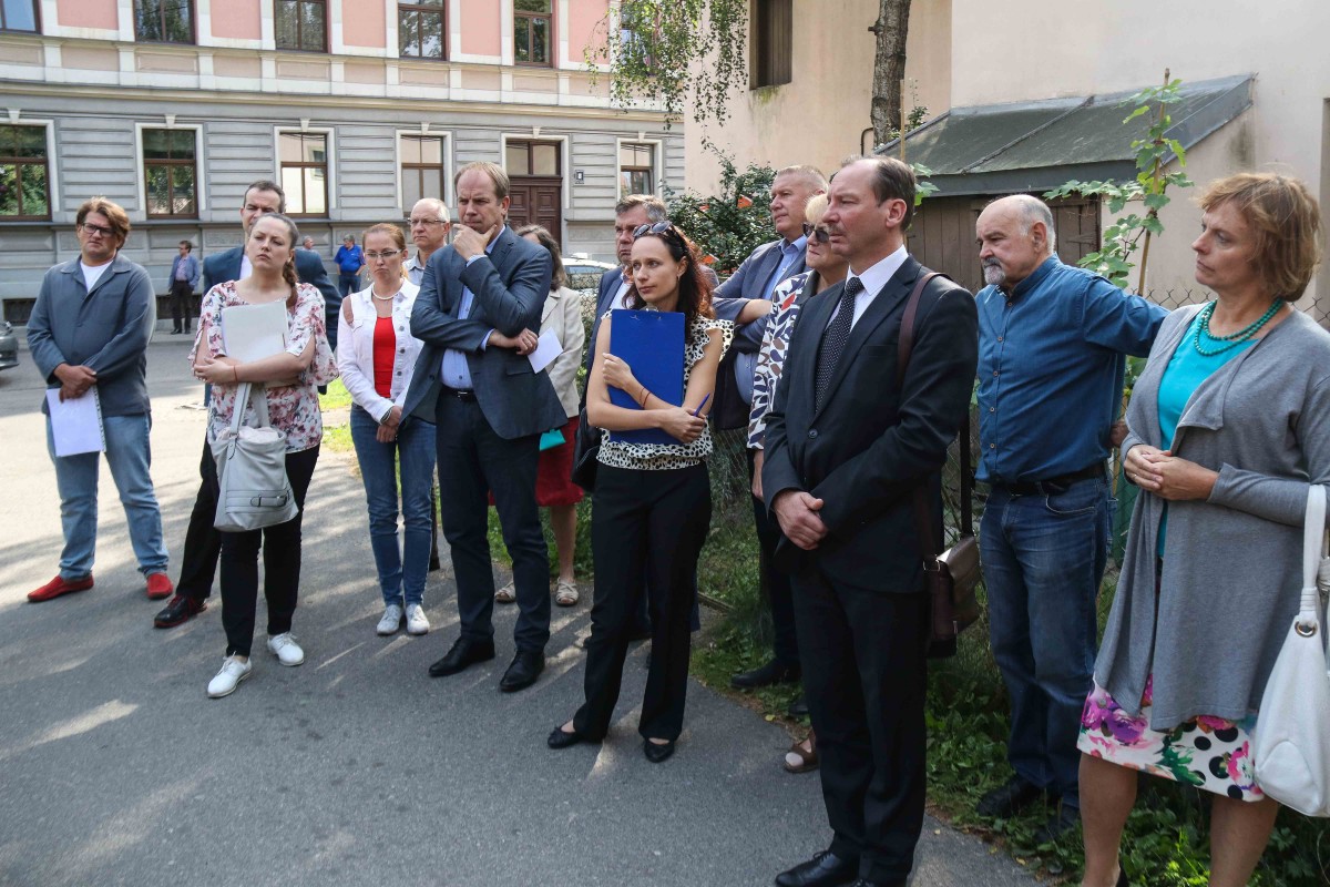 Vidi degradējošu būvju komisija uzdod graustu Ādmiņu ielā 11a sakārtot piespiedu kārtā